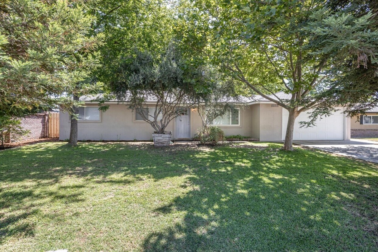 front yard - 4062 N Argyle Ave