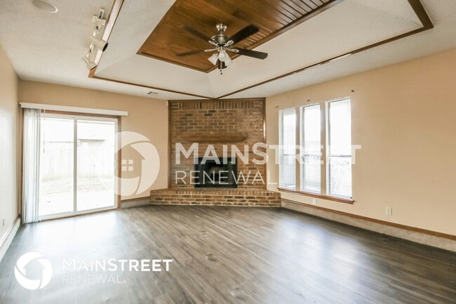 Building Photo - 2425 E Hills Dr