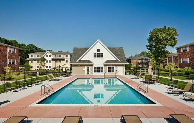 Foto del edificio - 2BR/1Bth unit in professionally managed complex, Heat/Hot Water included. Gym, pool, balcony