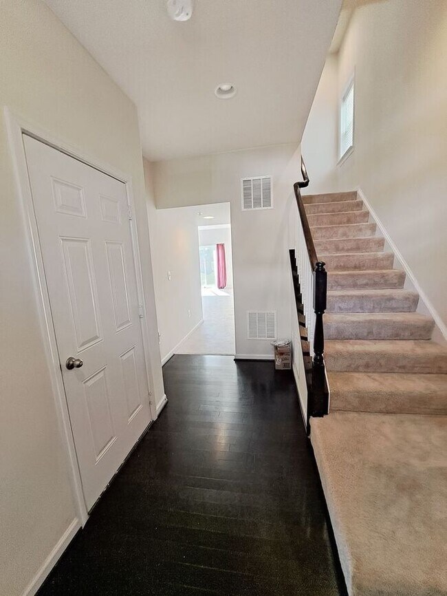 Building Photo - Lovely End Unit 3-Level Townhome with 1-Ca...