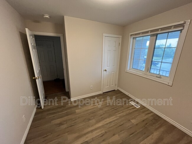Building Photo - 157 Milroy Dr