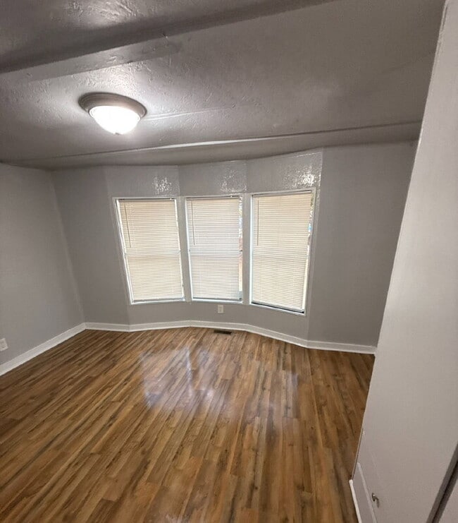 Foto del edificio - 298 Wares Cross Rd