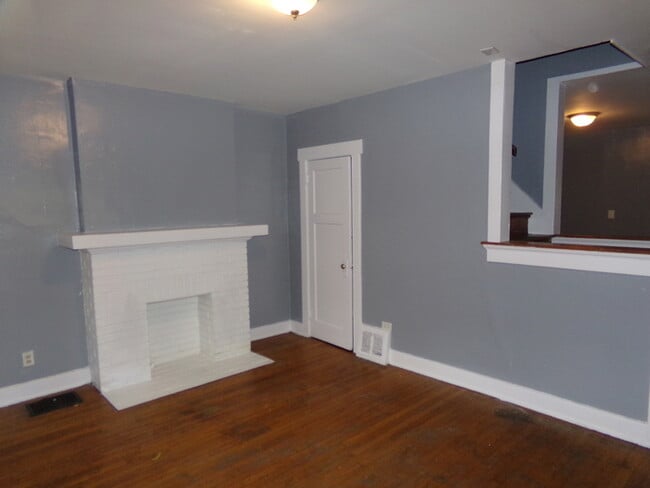 Building Photo - Freshly painted 3 Bed 1 Bath Home!