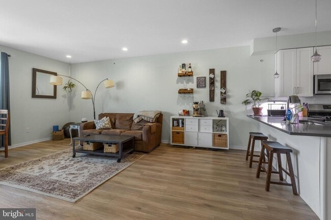 Building Photo - 381 Martin St