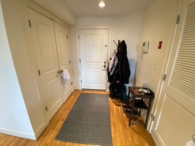 Building Photo - 2B/2B Condo in Desirable Wooster Square Ne...