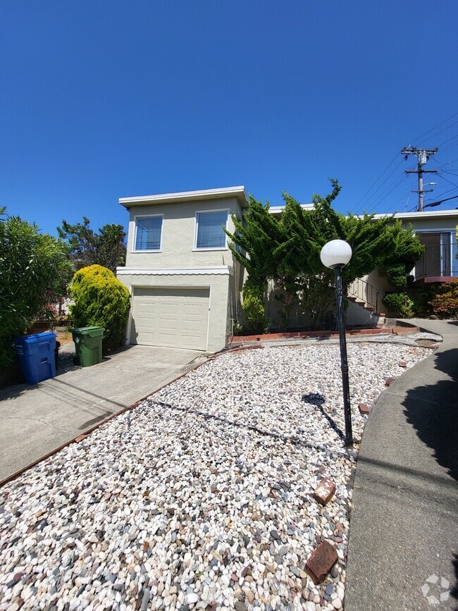Building Photo - 906 Balra Dr