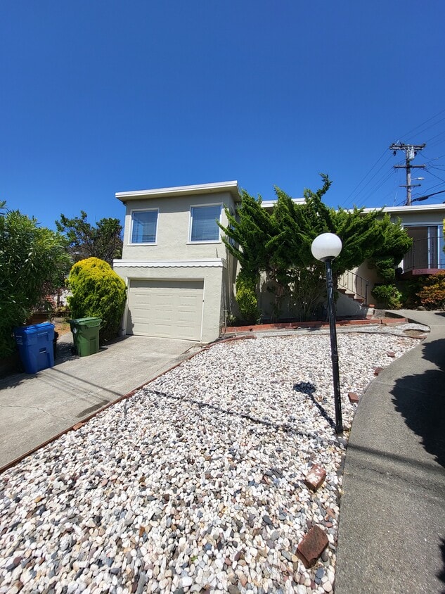 Primary Photo - 906 Balra Dr