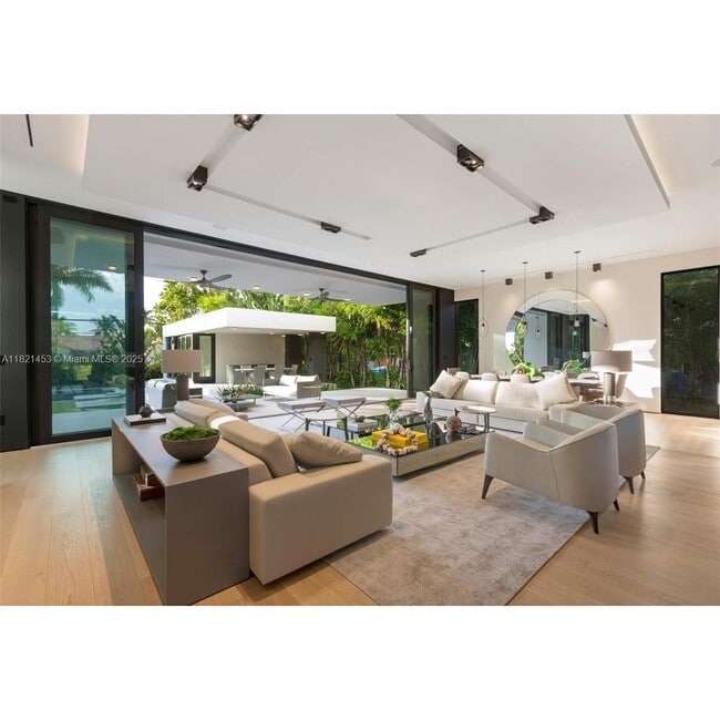 Building Photo - 2456 Prairie Ave