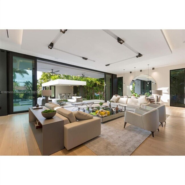 Foto del edificio - 2456 Prairie Ave