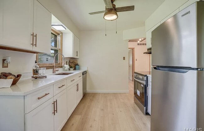 Kitchen - 609 Grandview Dr