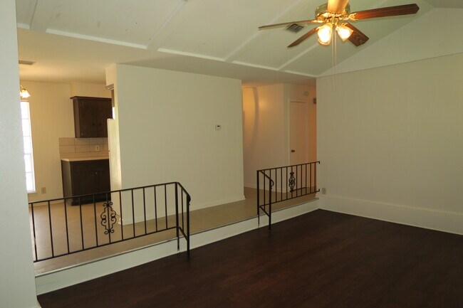 Foto del edificio - EXCELLENT LOCATION - VERY CLOSE TO DOWNTOW...