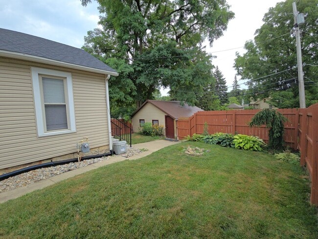 Building Photo - Charming 2-Bed, 1.5-Bath Single family hom...