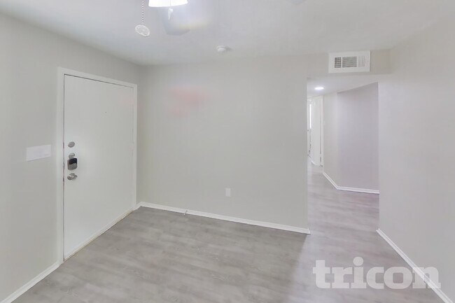 Foto del edificio - 3221 Edgebrook Dr