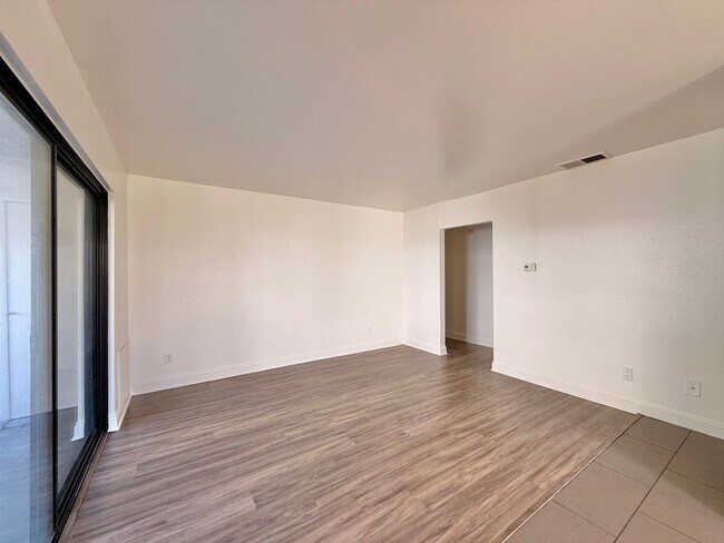 Foto del edificio - Bright & Spacious Condo Living with Parking!