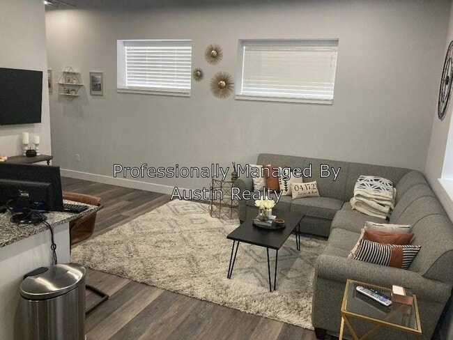 Building Photo - 4650 Hampton Ave