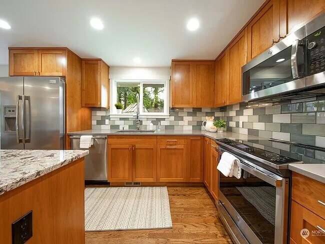 Foto del edificio - 12561 Roosevelt Way NE