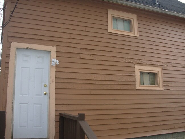 exterior de la cabaña antes de la remodelación - 324 Riverside Ave