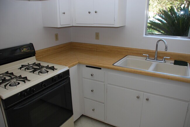Kitchen - 236 S Mentor Ave