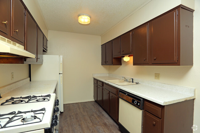 2BR - 950SF - Kitchen - Woodhaven Apartments