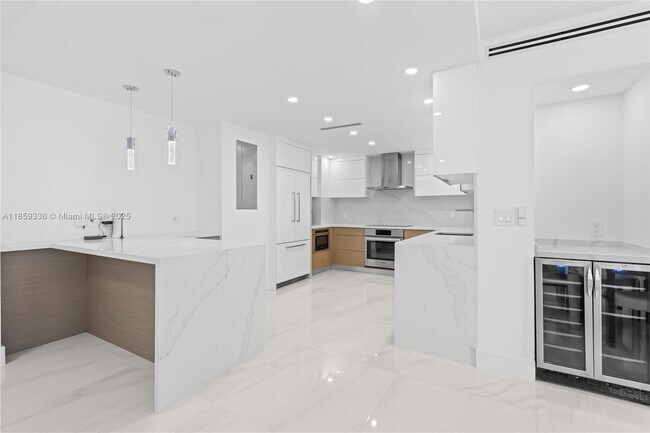 Foto del edificio - 9801 Collins Ave