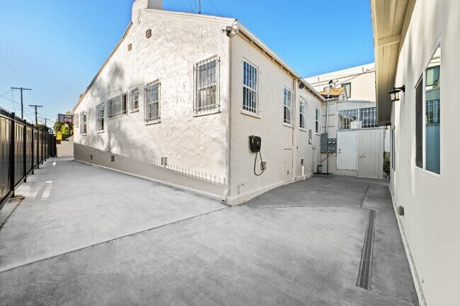 Foto del edificio - NEWLY RENOVATED | 2 Bedroom 2 Bath ADU | PRIME PICO-ROBERTSON AREA