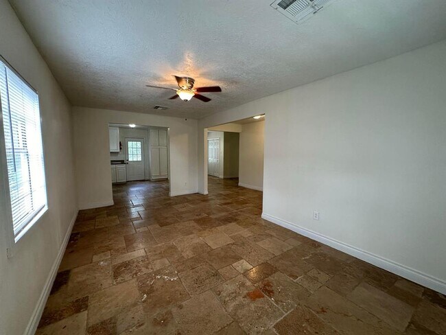 Foto del edificio - 7539 McHenry St