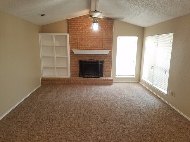 Foto del edificio - Townhome Located In Shadow Hills Near Take-Out, Walmart & Minutes from W. Loop 289 Access!