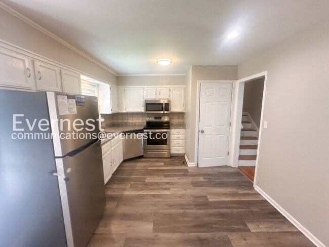 Building Photo - 3 Bed, 2 Bath Home with Fenced Yard & Garage / Pet-Friendly / Vouchers Accepted / Available Now!