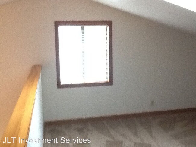 Building Photo - 3 br, 2.5 bath House - 1675 Kings North