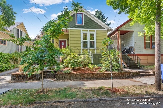Building Photo - 524 NE Brazee St
