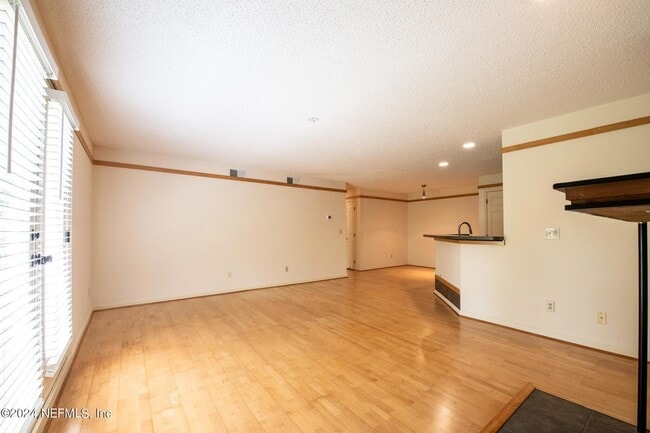 Building Photo - 13715 Richmond Park Dr N