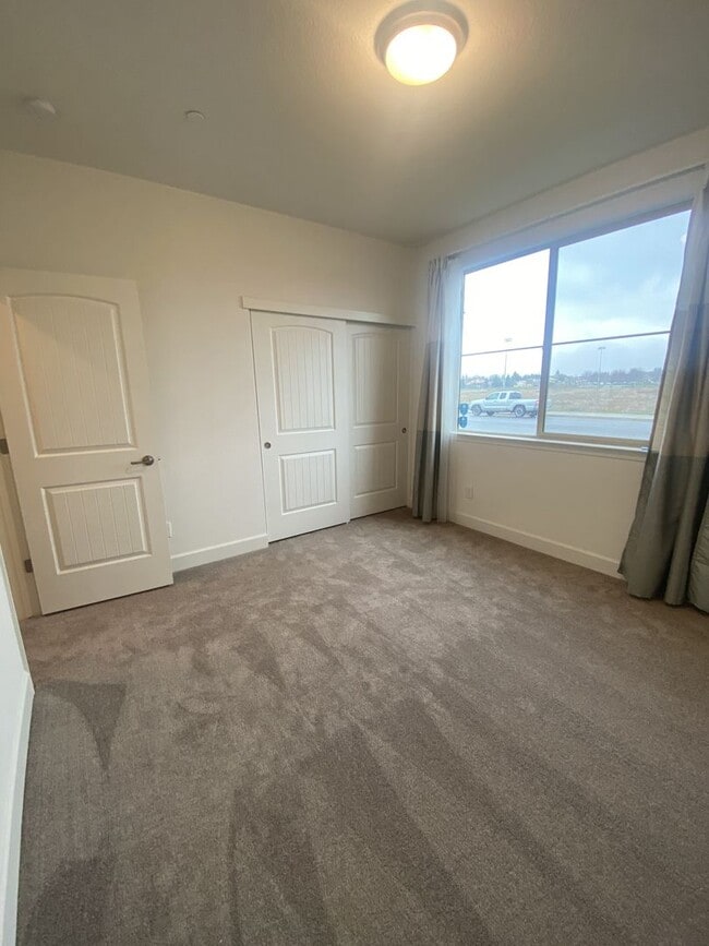 Building Photo - Beautiful and SPACIOUS 5 bedroom 3 bath Le...