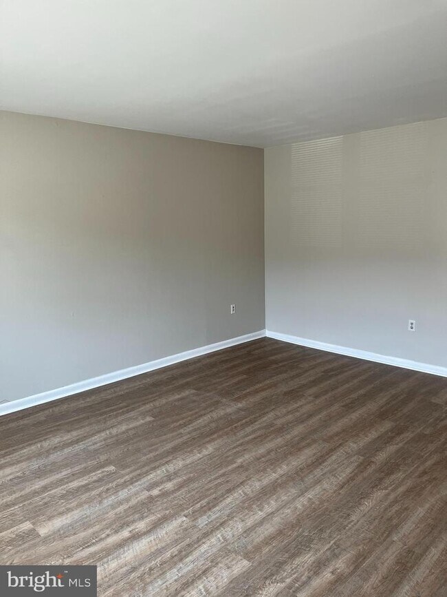 Building Photo - 3957 Rowena Dr