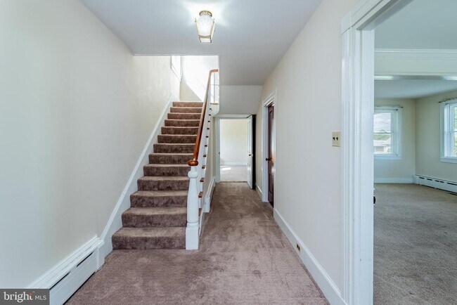 Building Photo - 1522 W Lisburn Rd
