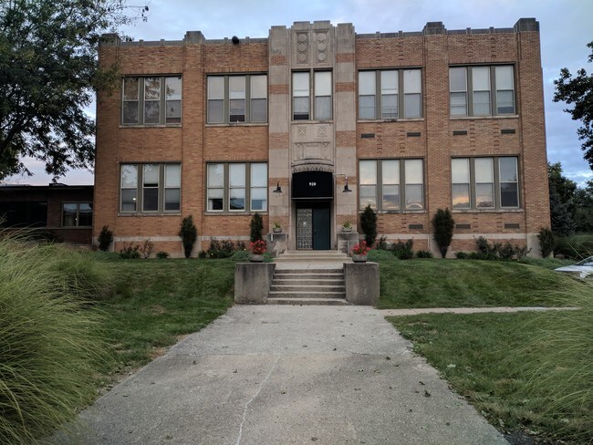 West Entrance - 920 E 62nd St