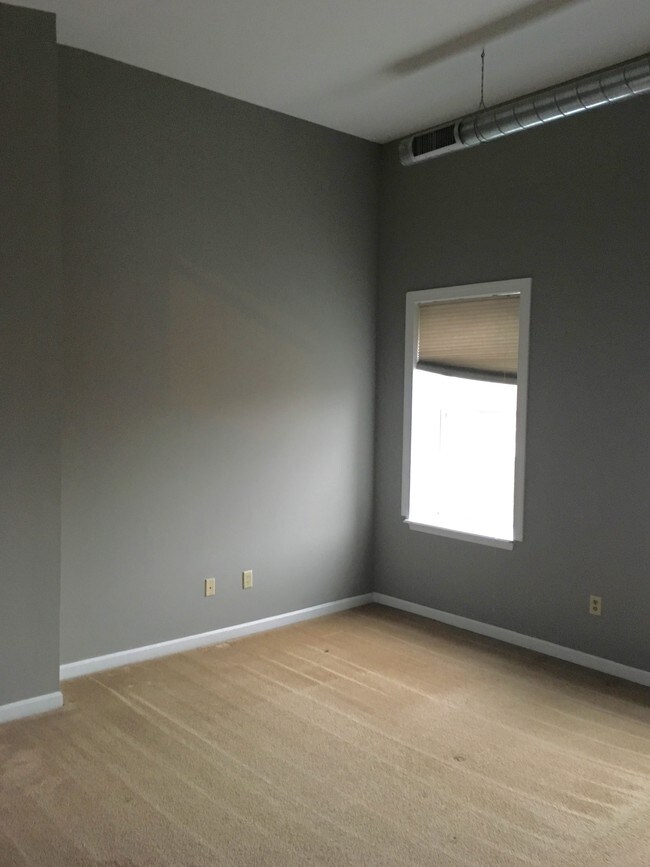 Building Photo - 222 W Monument St