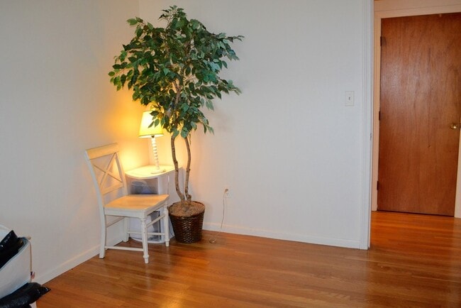 Building Photo - 127 Heath St