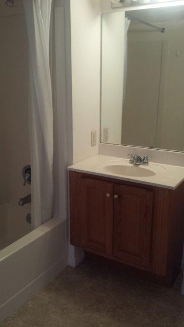 Building Photo - College Court One-Bedroom - Sublet Availab...