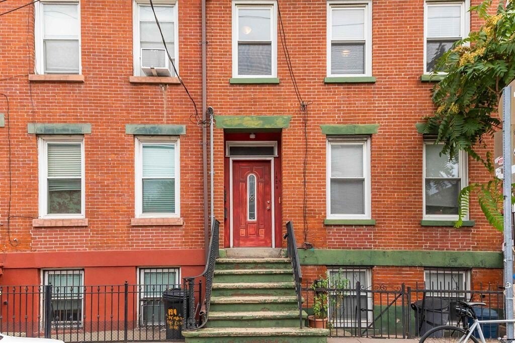 Foto principal - 182 Christopher Columbus Dr