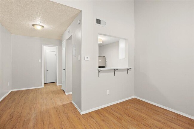 Building Photo - 404 W 35th St