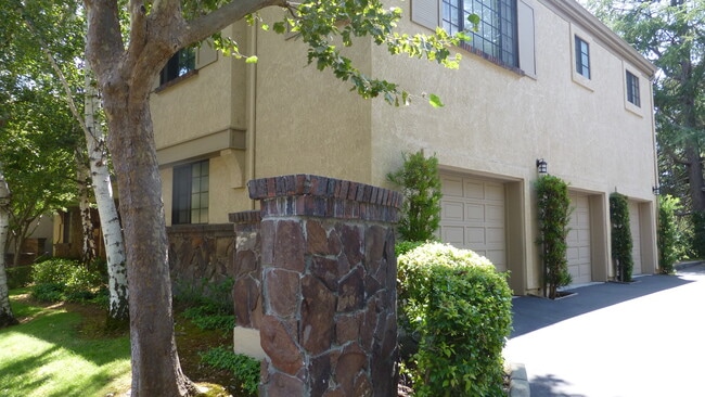 Building Photo - 206 Canyon Woods Way