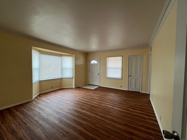 Building Photo - Downtown Duplex
