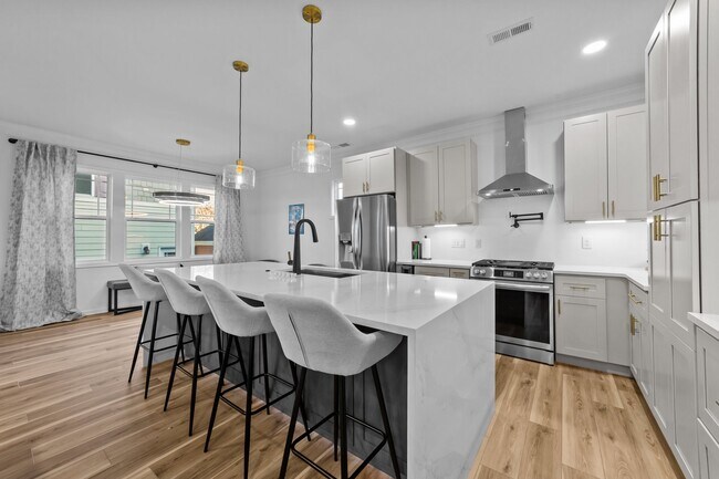 Cocina totalmente renovada con gabinetes, encimeras y electrodomésticos nuevos. - 1536 Crafton Way