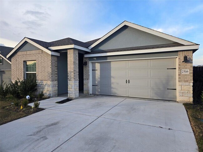 Foto del edificio - 2516 Four Waters Lp