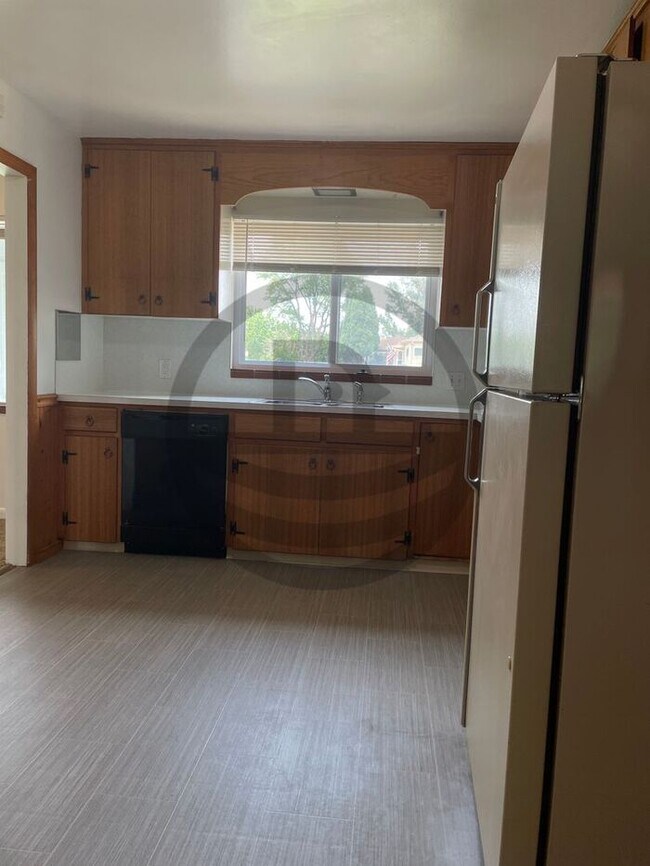 Building Photo - Charming 3-Bedroom Home with Modern Amenit...