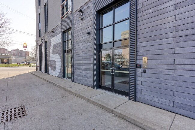 Foto del edificio - 415 E Market St