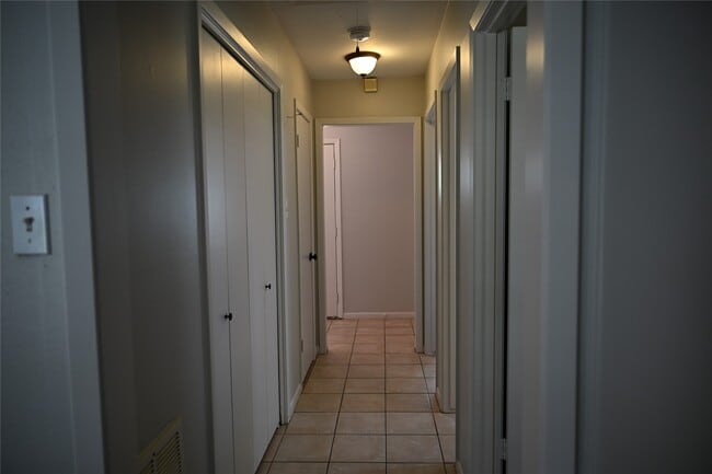 Building Photo - 212 Summit Dr
