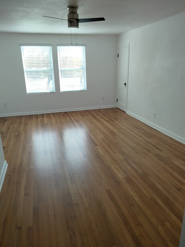 LIVING RM ORIGINAL HARDWOOD - 424 Seagate Ave