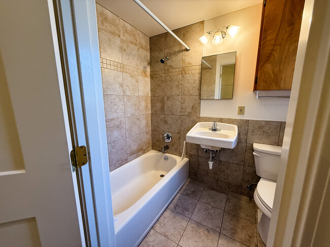 Baño - Brentwood Apartments