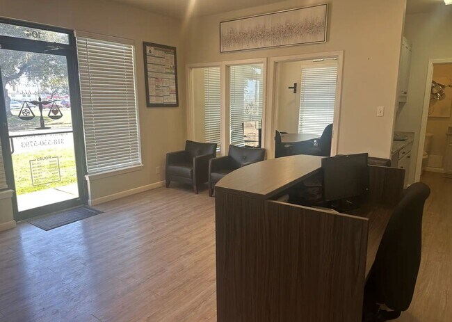 Foto del edificio - Remodeled office space!